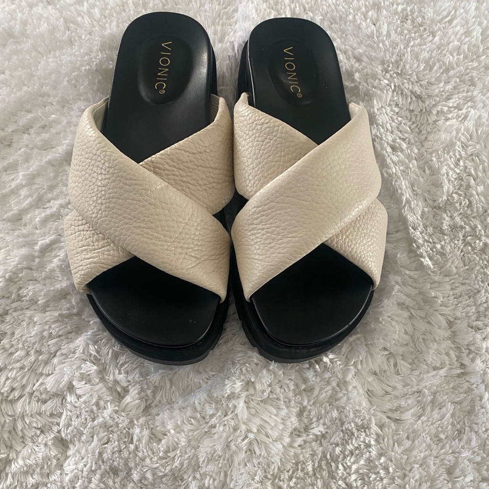 Vionic Women's Tan Cross-Strap Sandals